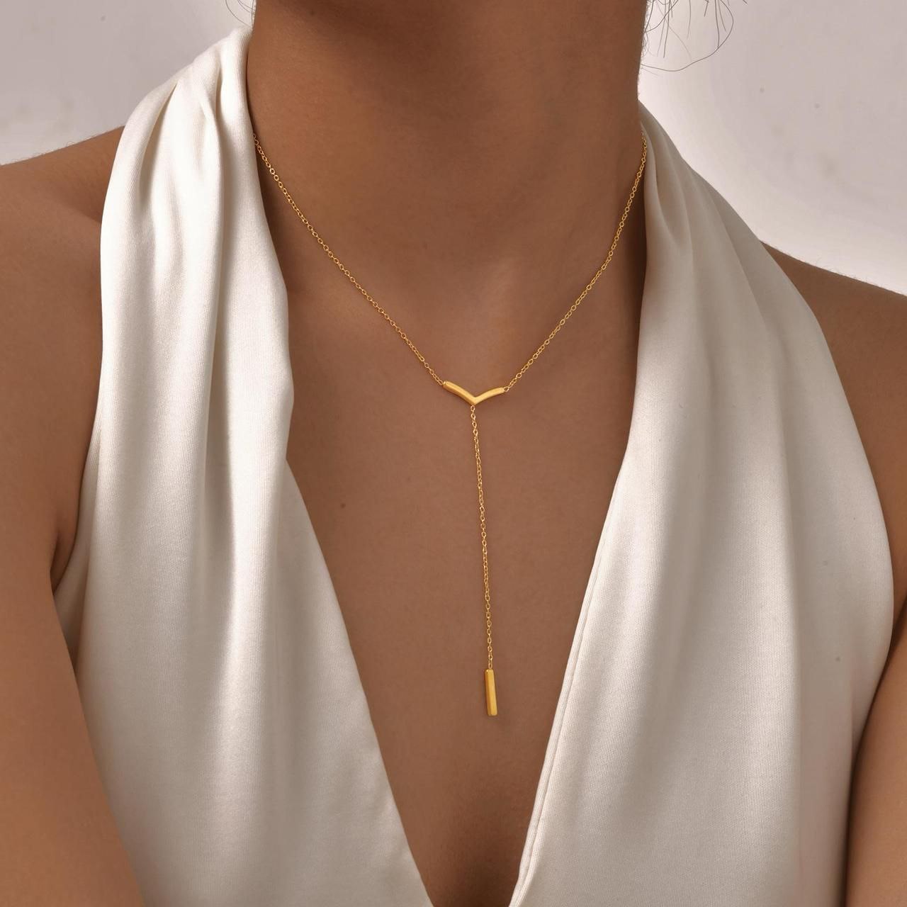 Cadena delicada forma V