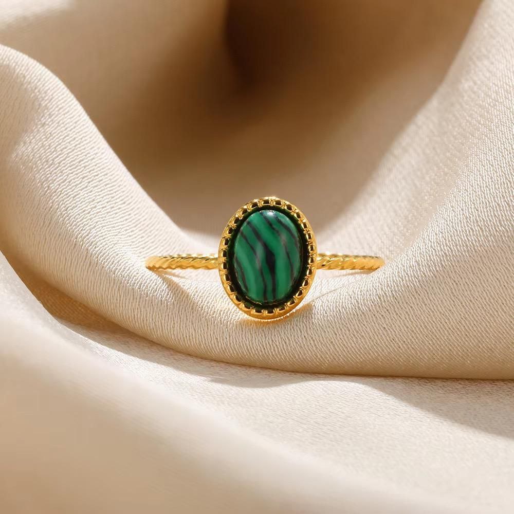 Anillo ajustable con piedra verde