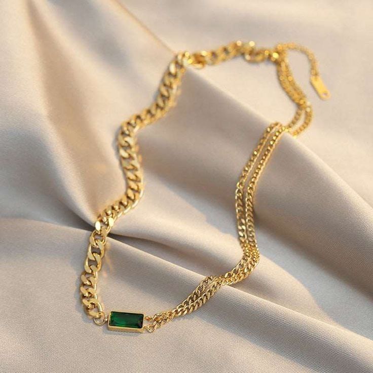 Cadena con piedra verde