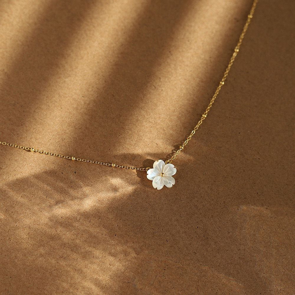 Cadena flor blanca
