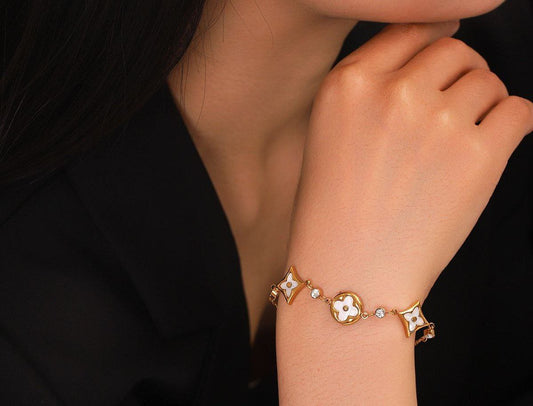 Pulsera con dijes blancos