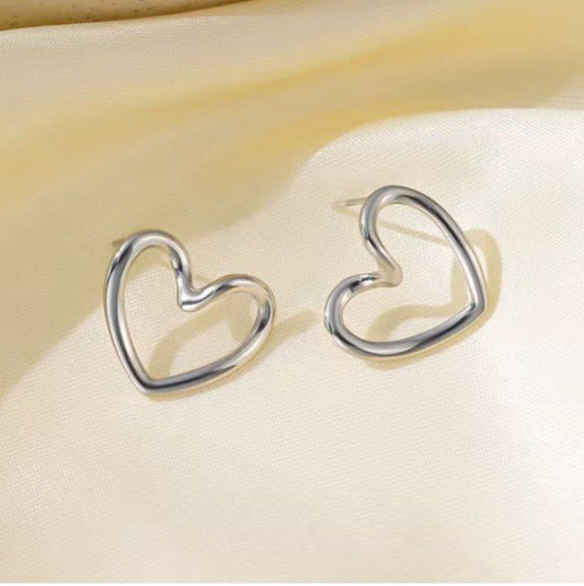 Aretes corazón hueco