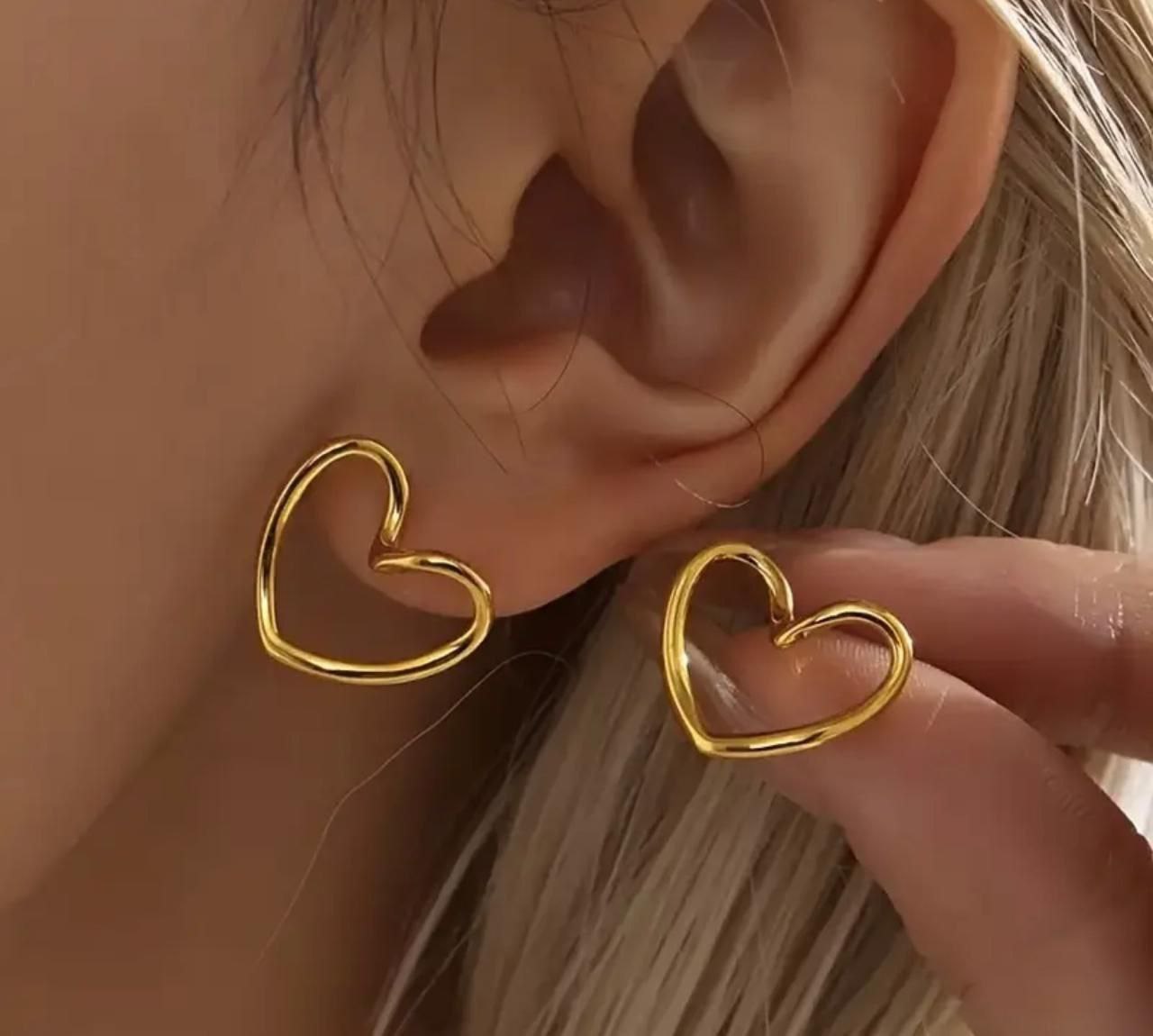 Aretes corazón hueco
