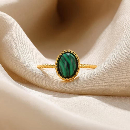 Anillo ajustable con piedra verde