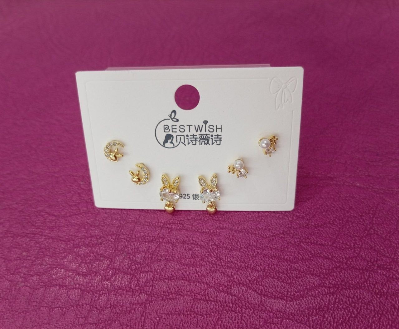 Set de tres pares  de aretes de conejitos con lunas