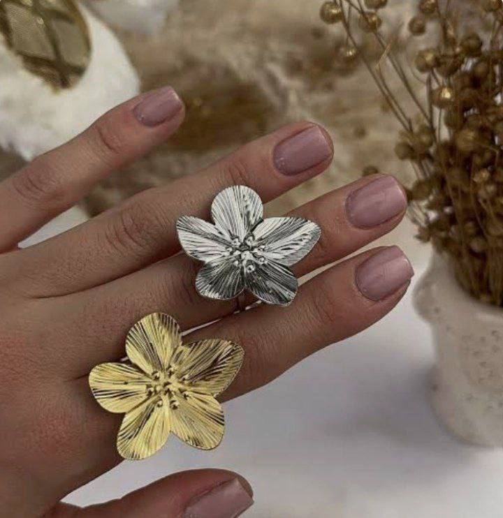 Anillo flor grande