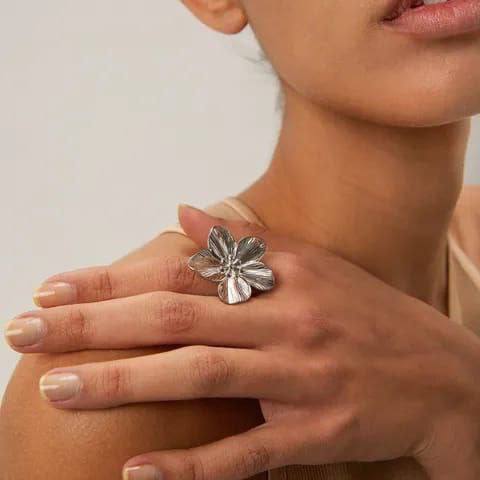 Anillo flor grande