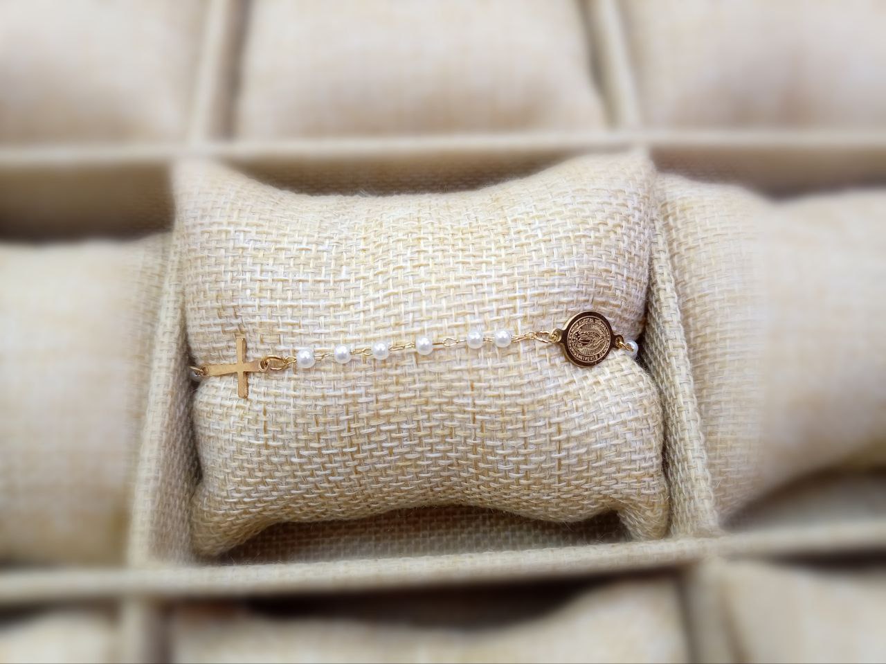 Pulseras perlas cruz